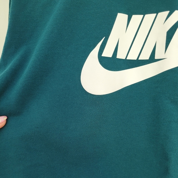 EUC Set of 3 Nike crop tops size S-M - Picture 5 of 7